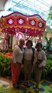 I AM THE LADY IN THE MIDDLE