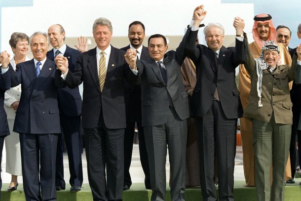 Israeli PM Shimon Peres, Bill Clinton, Egyptian PM Hosni Mubarak and Palestinian Chairman, Yasser Arafat