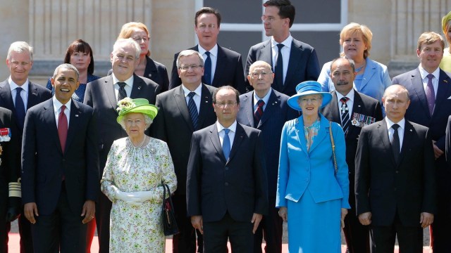 Russian President Putin and US President Obama at opposite ends of front row