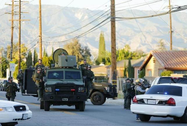 Police officers conduct a manhunt after a mass shooting in San Bernardino, California December 2, 2015. REUTERS/Mike Blake