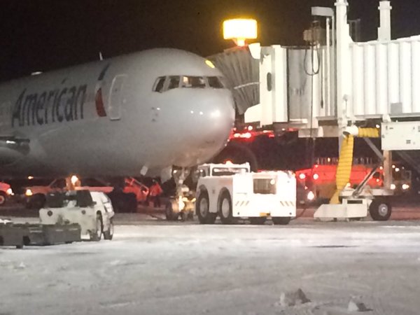 LUGGAGE AMER AIRLINESCZh9ir1WAAA1XpN