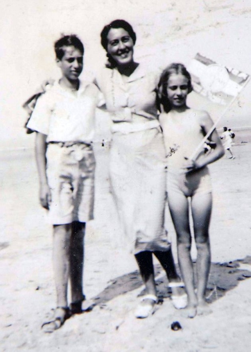Eva Schloss with her brother, Heinz and her Mom, Frtizi
