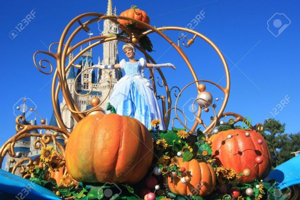 DISNEY 19777674-Cinderella-on-magic-Kingdom-parade-in-Disney-World-Orlando-Stock-Photo