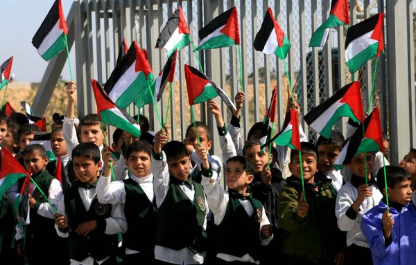 andrew palestinian children-holding-palestinian-flags