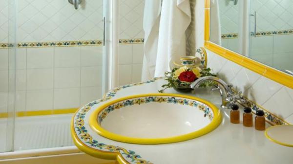 praiano amalfi Hotel-Onda-Verde-photos-Room bath area