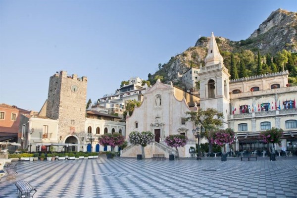 taormina plaza-taormina-sicily_974x650