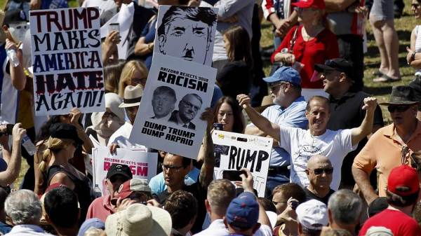 clinton-a_ov_trump_protestors_160321-nbcnews-ux-1080-600