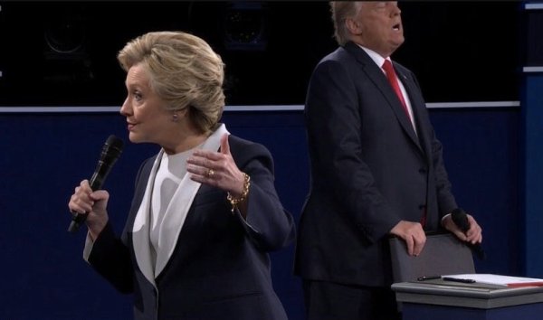 clinton-best-photo-2nd-debate-cuxwj7owgamqacn