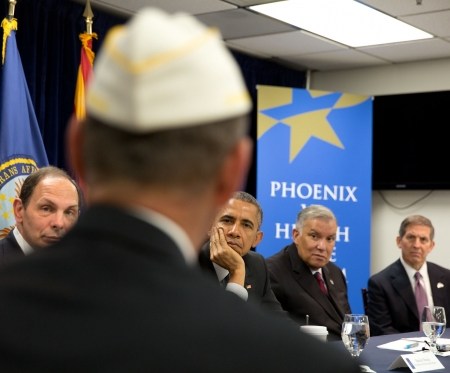 clinton-va-pres-obama-joe-robles-president_obama_at_va_roundtable